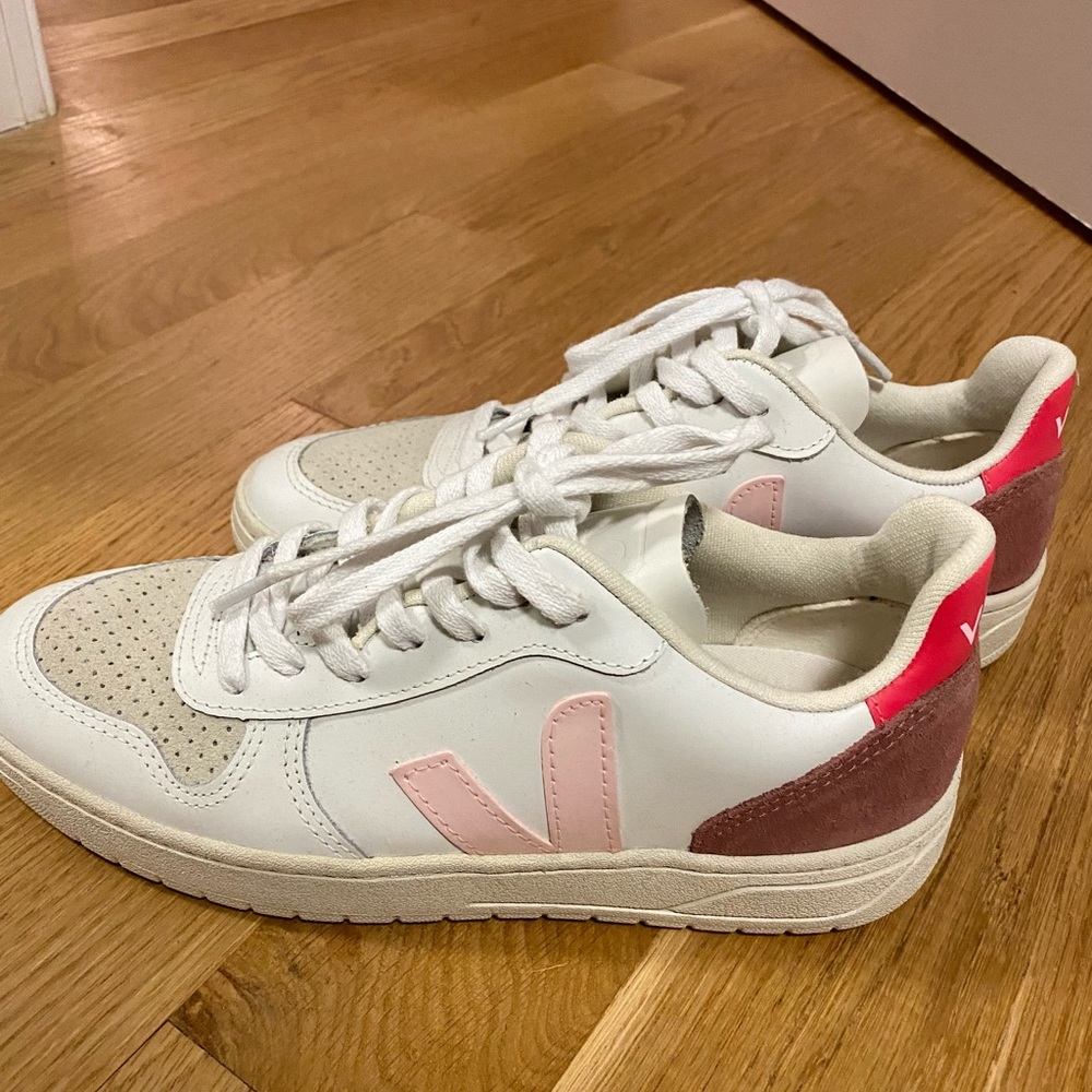 Women’s Veja V-10 Sneakers Pink & White